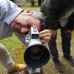 Vincent Jourdan faisant la miseau point d'une caméra super 8