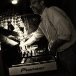 yiannis stefanakos faisant le dj dans un club à athènes