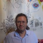 photo de dominique forest devant un mur tagué et dessiné
